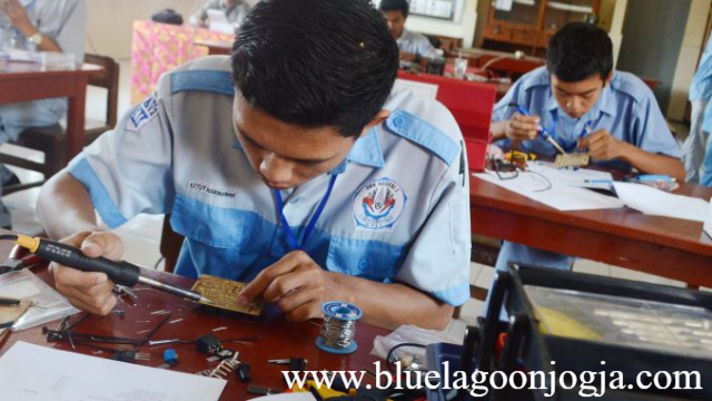 Berikut 5 Jurusan Kuliah untuk Lulusan SMK Otomotif